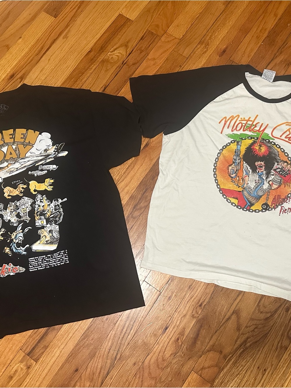 Mötley Crüe Short-Sleeve Raglan Tee - White with Black Sleeves
